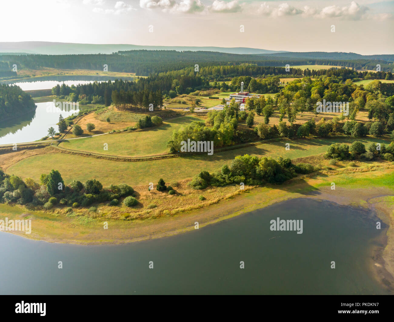 Luftbild mit der drohne von einem großen Teich im Oberharz. Stockfoto