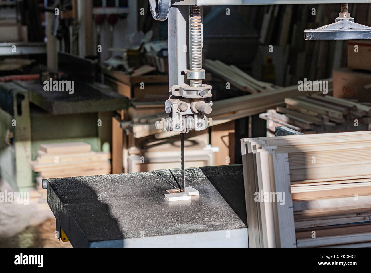 Momente in einem typischen holzverarbeitenden Betrieb in Italien. Details von Elementen aus Holz, Werkzeuge, Messer und allgemeine handwerkliche setzt. Stockfoto