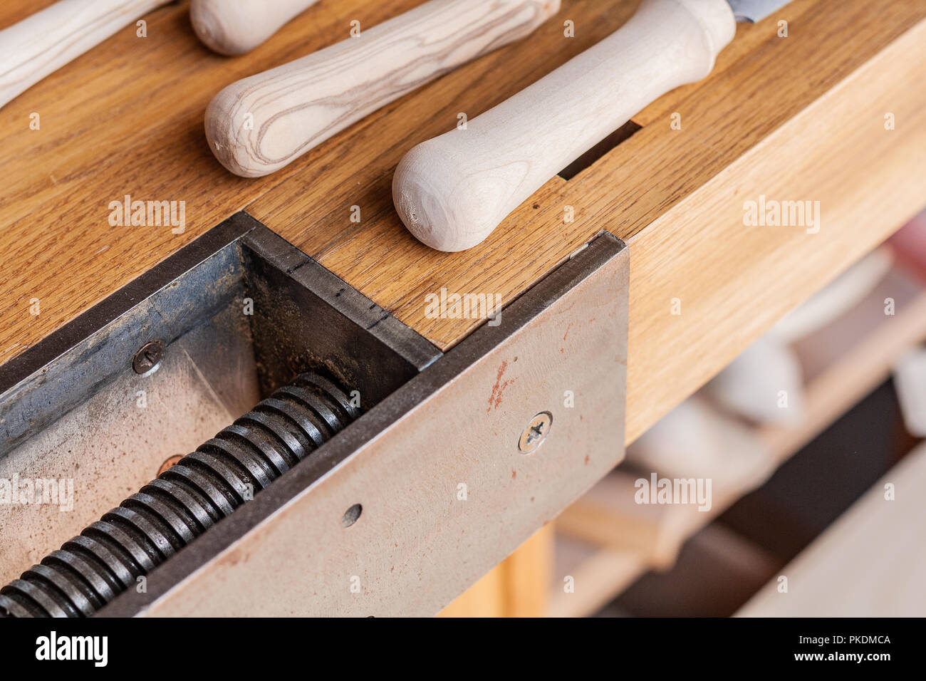 Momente in einem typischen holzverarbeitenden Betrieb in Italien. Details von Elementen aus Holz, Werkzeuge, Messer und allgemeine handwerkliche setzt. Stockfoto