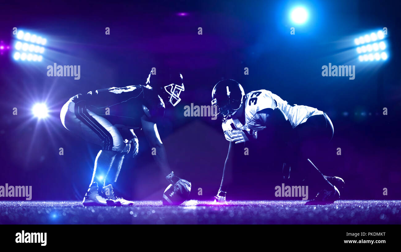 American Football Spieler sind bereit auf dem Feld in der Nacht zu starten Stockfoto