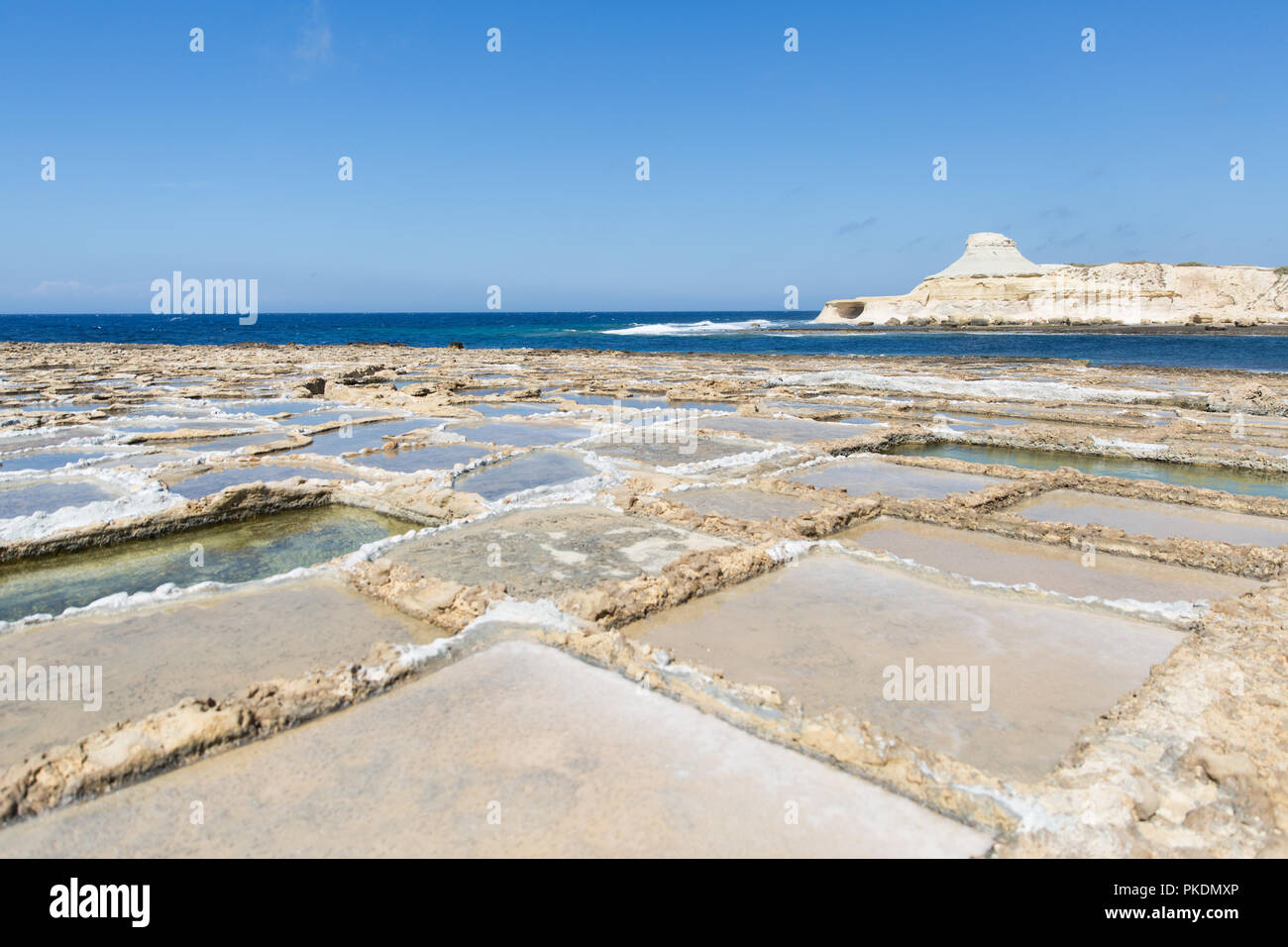 Insel Gozo natürliche Salines und Kalksteinformationen Stockfoto