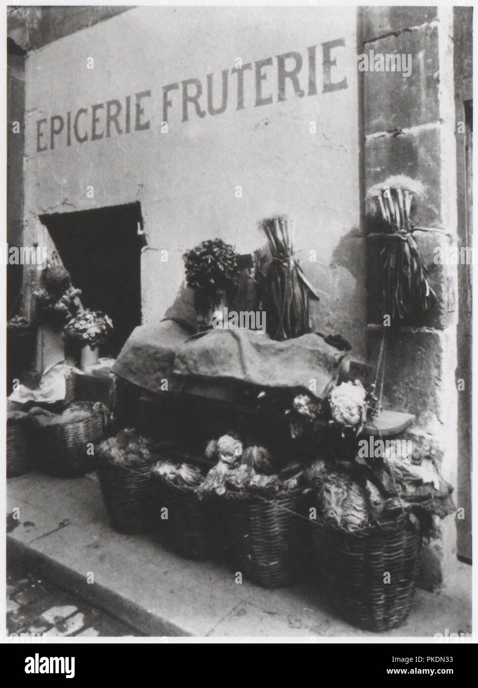 Epicerie Fruterie oder Obst Lebensmittelgeschäft Store in Frankreich 1915 fotografiert von Eugene Atget ein Pionier der dokumentarischen Fotografie, der jeden Tag das Leben und die Orte in Paris fotografiert. Stockfoto