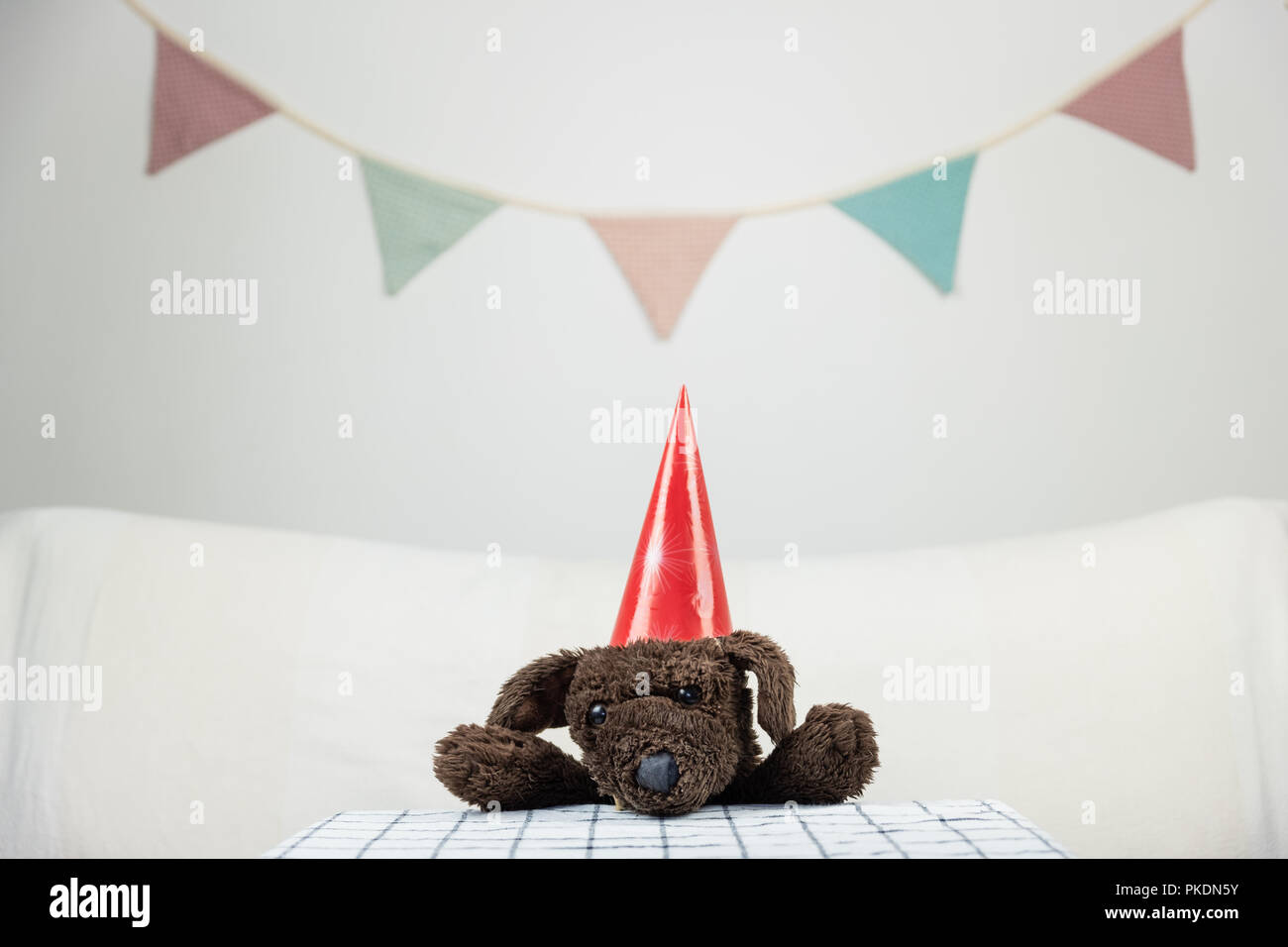 Kinder party Konzept mit flauschigen Spielzeug Hund am Tisch. Stockfoto