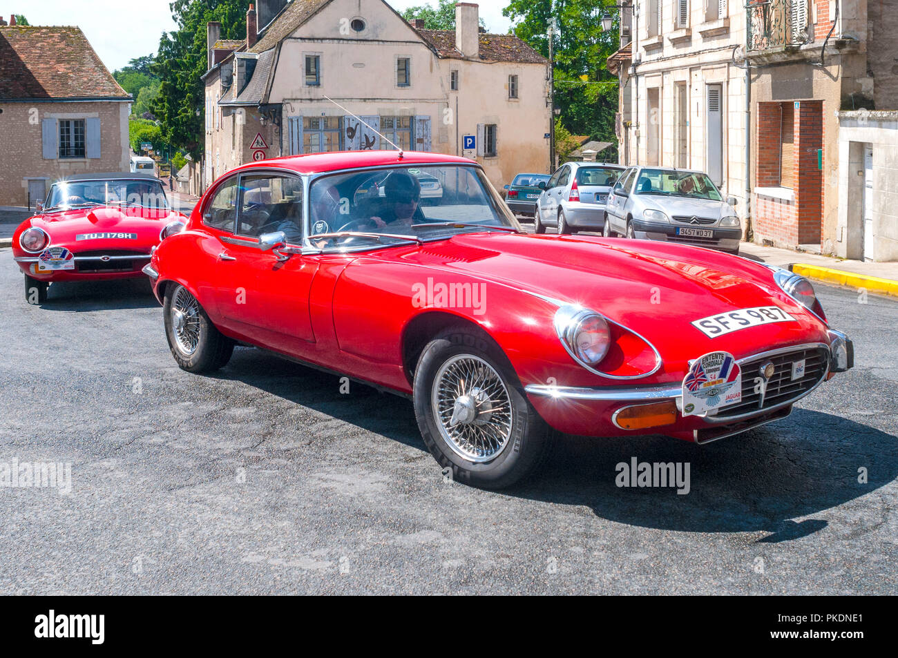 Klassische E-type Jaguar fahren durch französische Stadt. Stockfoto