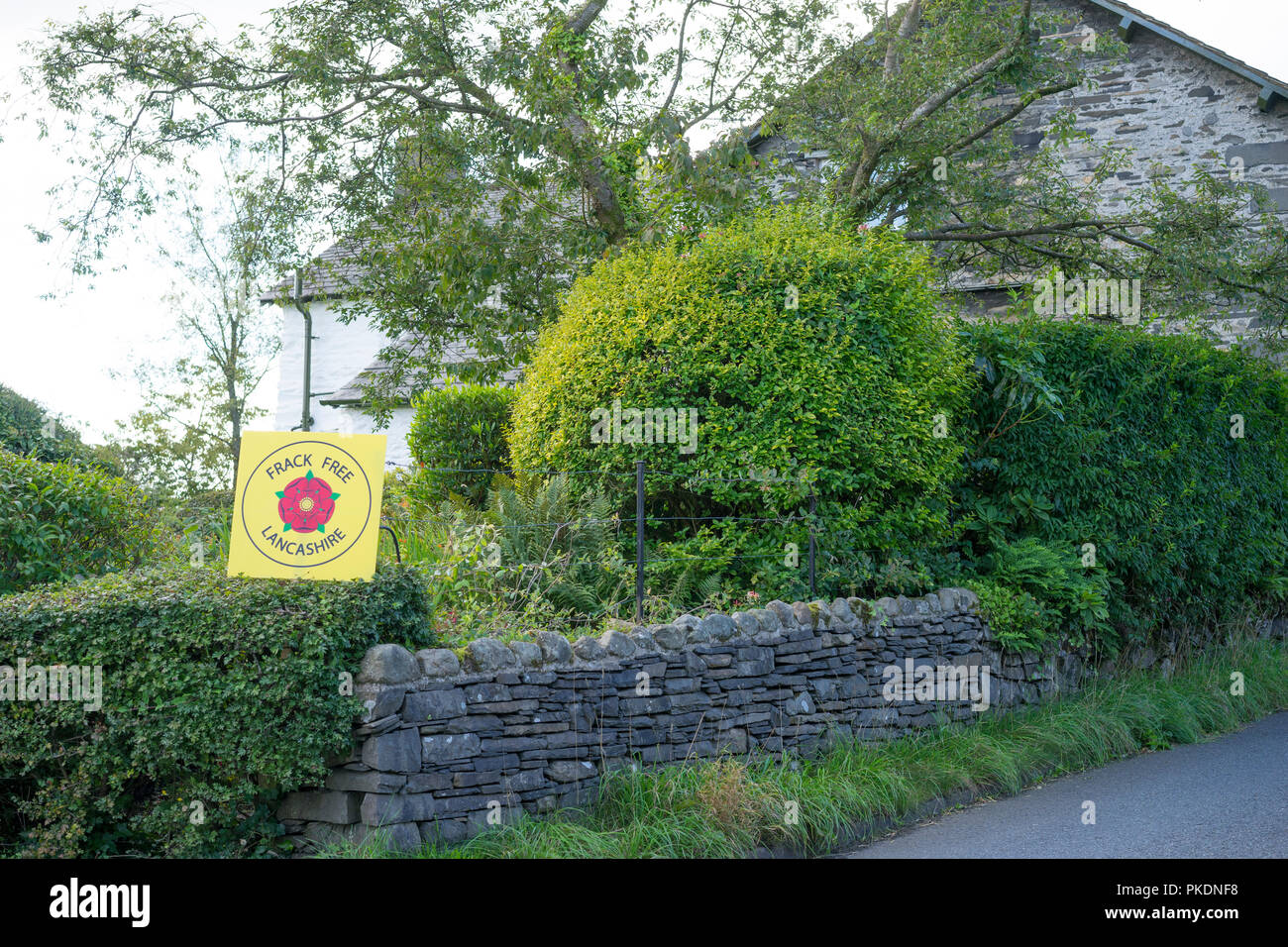 Anti Fracking Zeichen in einem Garten im Lake District, Cumbria, England, UK. Stockfoto