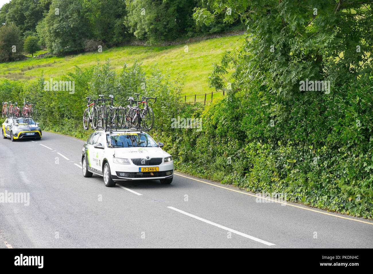 Unterstützung für die Radtour 2018 von Großbritannien nähert sich dem Dorf Coniston, Cumbria, England, UK. Stockfoto