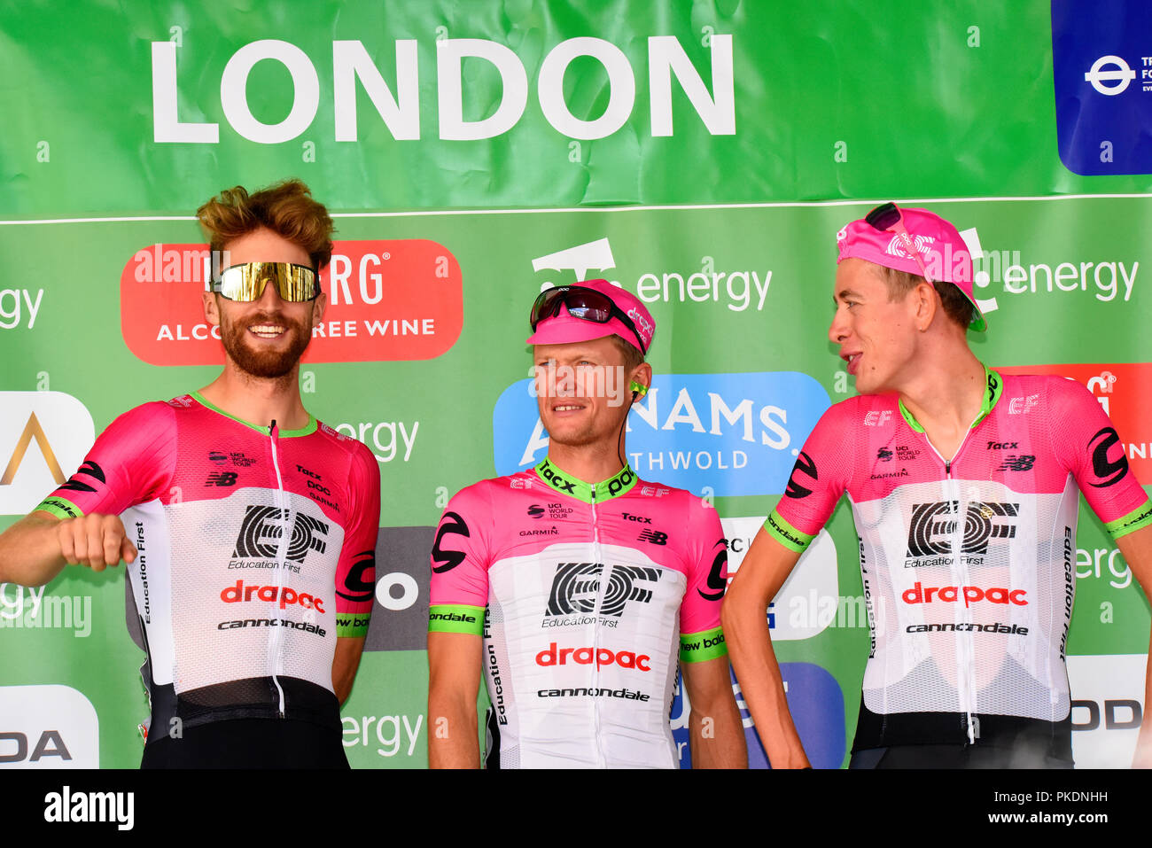 Taylor Phinney Matti Breschel Und Hugh Carthy Von Team Ef Education First Drapac Am Ovo Energy Tour Von Grossbritannien Radrennen Stadium 8 London Uk Stockfotografie Alamy