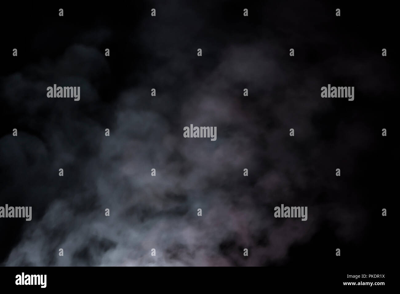 Hintergrundbild mit Rauch auf schwarzem Hintergrund. Stockfoto