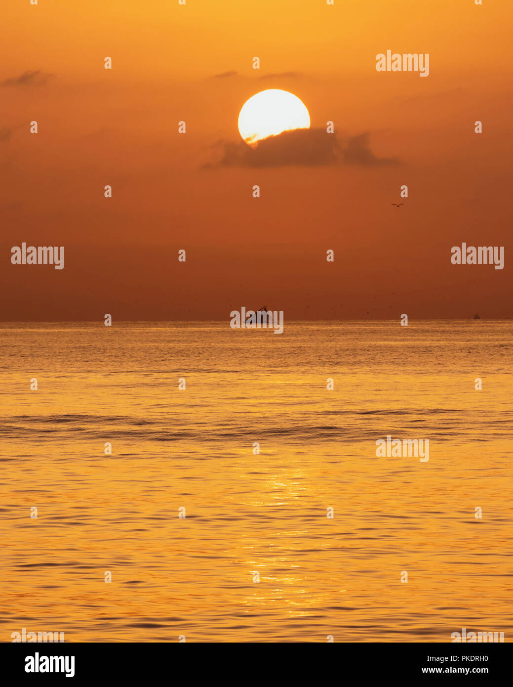 Sonnenaufgang über dem Meer. Fischerboote am Horizont. Stockfoto