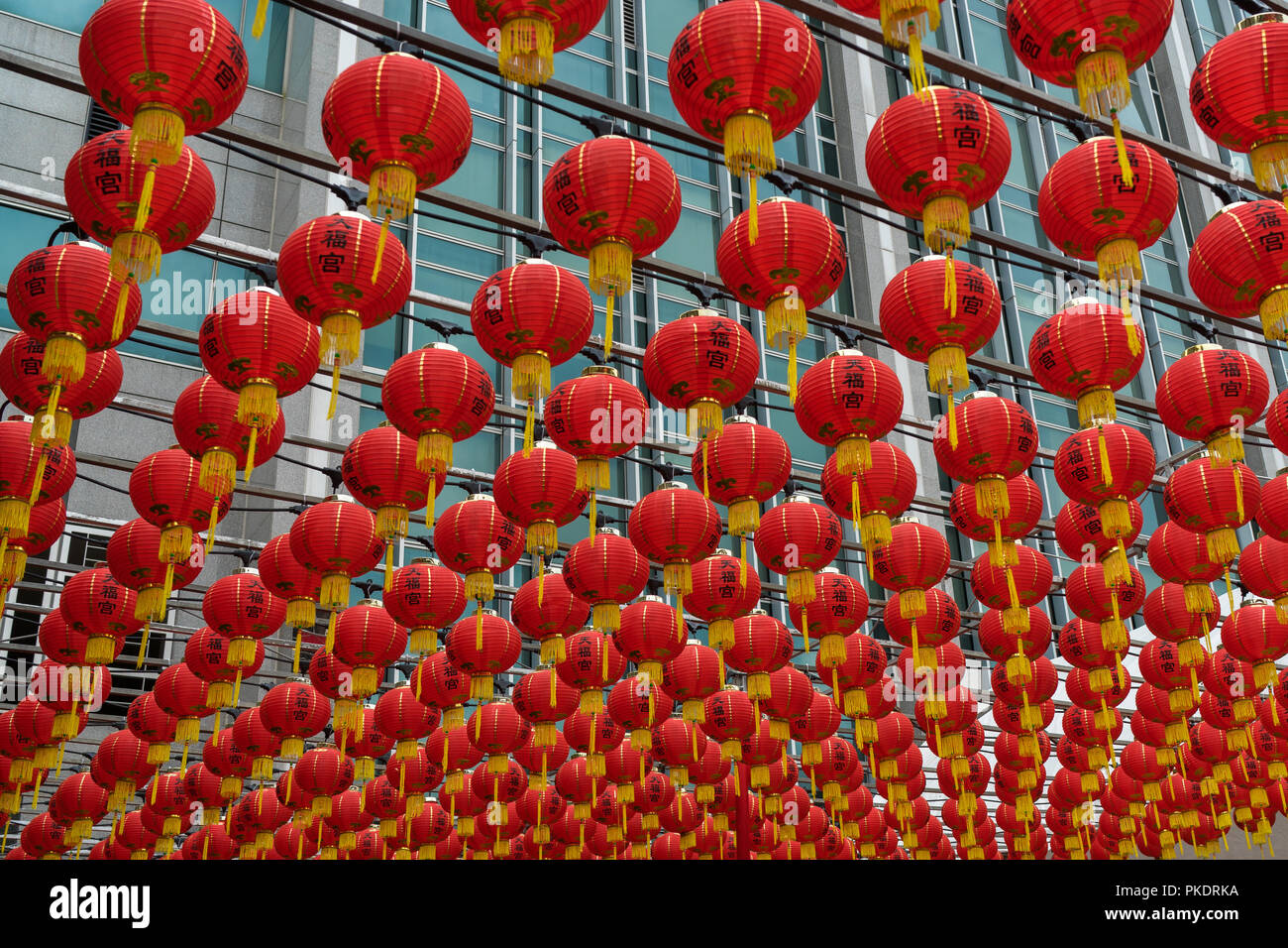 Singapur - 08 Februar 2018: Rote Lampions Dekorationen neben Thian Hock Keng (Tianfu Tempel) in Chinatown, Singapur Stockfoto