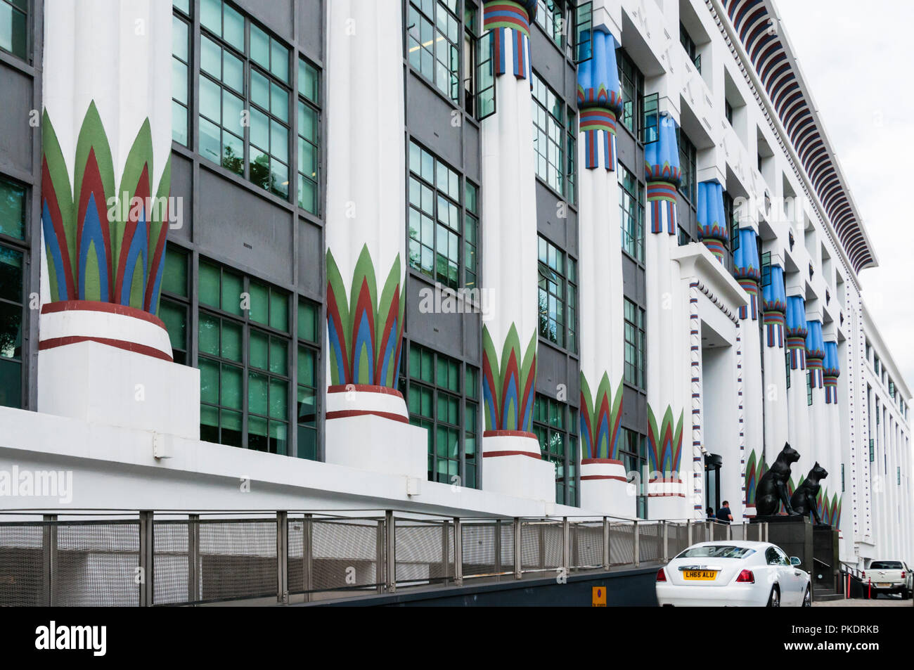 Detail der alten ägyptischen Stil Art Deco Carreras Zigarettenfabrik in Camden, schwarze Katze Markenzeichen des Unternehmens. Stockfoto