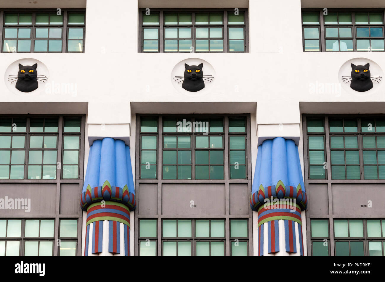 Detail der alten ägyptischen Stil Art Deco Carreras Zigarettenfabrik in Camden, schwarze Katze Markenzeichen des Unternehmens. Stockfoto