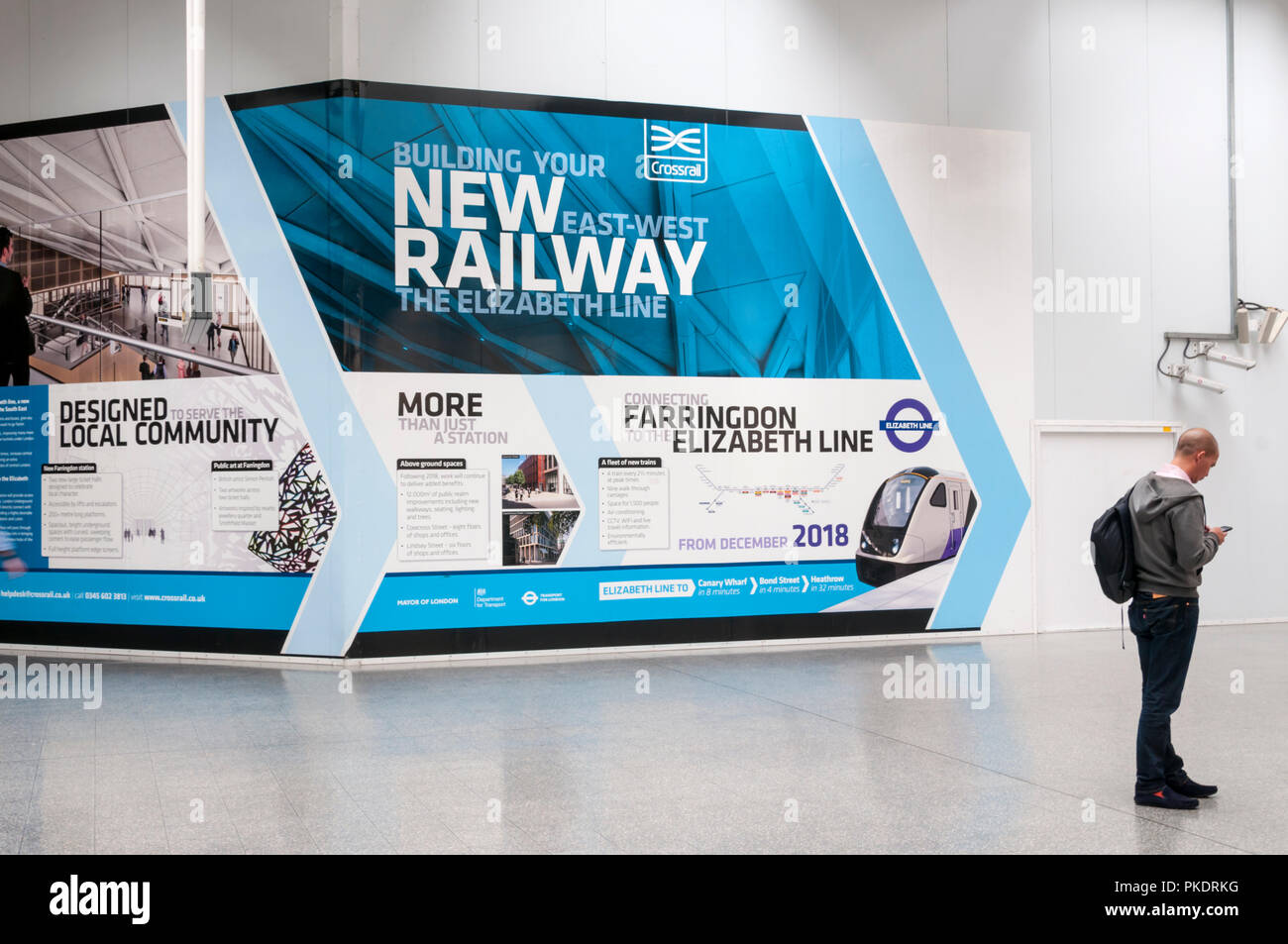 Eine Anzeige über die neue Elizabeth Line, Teil von Crossrail, Farringdon Station, London. Stockfoto