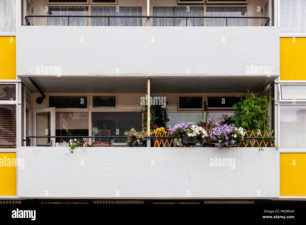 Ein bunter Blumen Garten auf dem Balkon des Großen Arthur Haus auf der Golden Lane Immobilien in der Londoner City. Stockfoto