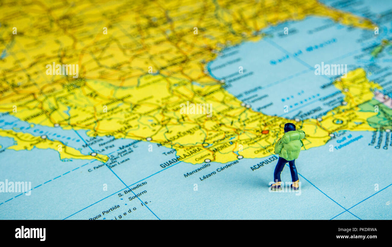 Nahaufnahme der Miniatur Figur der jungen Reisenden stehen auf große Karte Mexiko Stockfoto