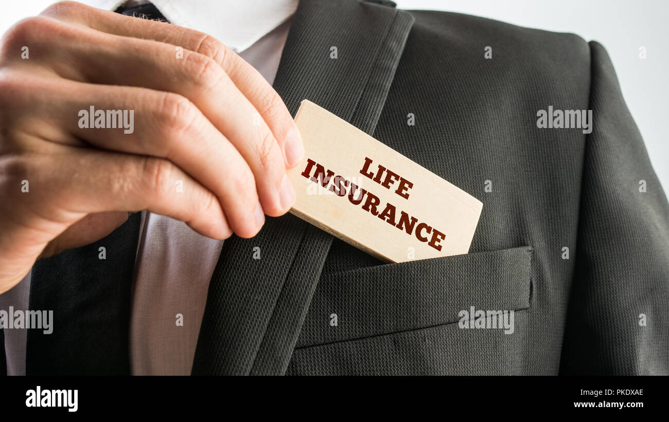 Nahaufnahme der Hand eines Geschäftsmannes Anzeigen einer Karte lesen - Leben - wie er entfernt es aus der Tasche seiner Jacke in einem konzeptionellen imag Stockfoto