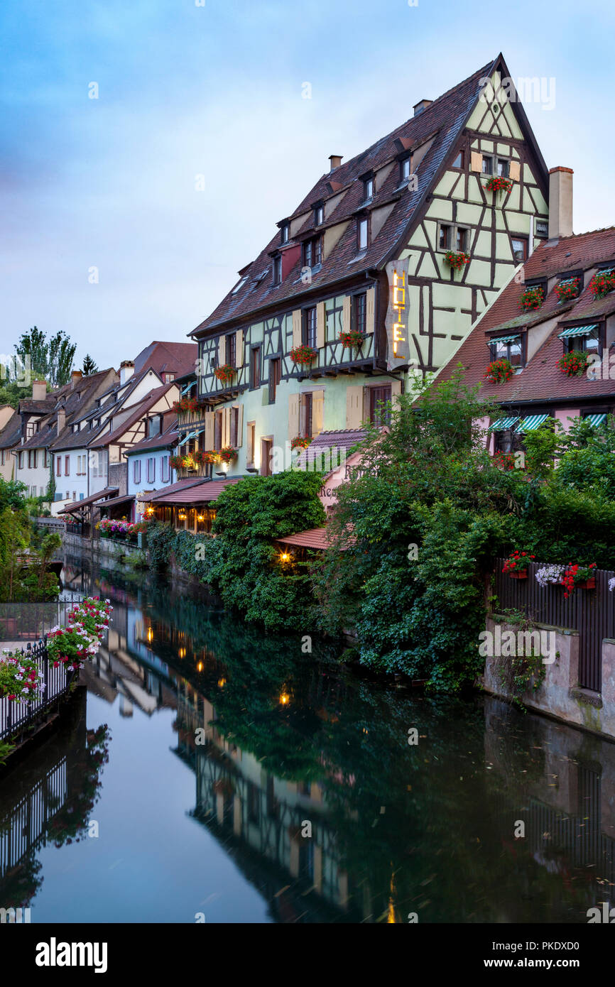 Gebäude und Kanal von Klein-Venedig (Petit Venise), Colmar, Elsass, Frankreich Stockfoto