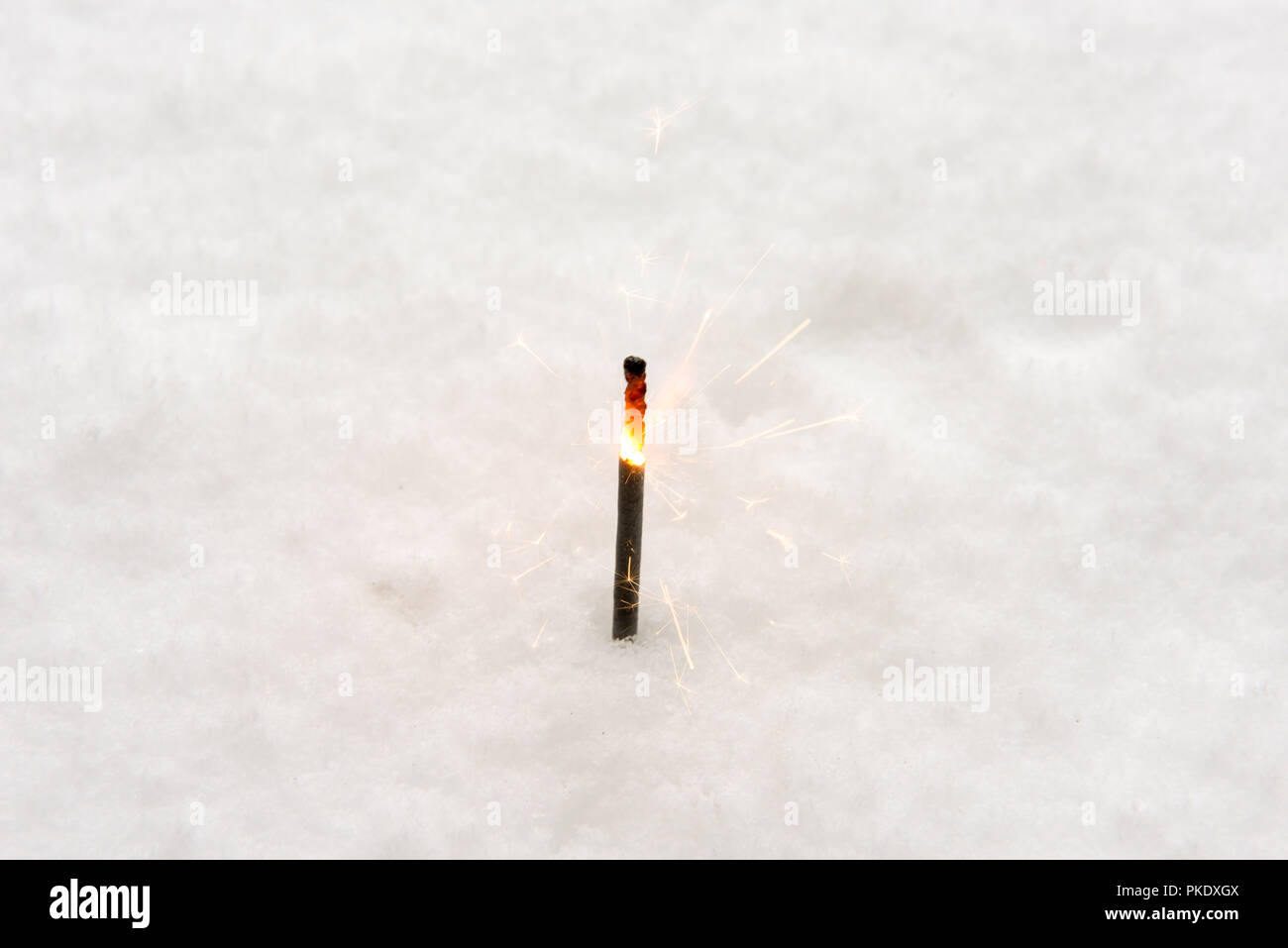 Brennende glitzernden Stick auf dem Schnee Stockfoto