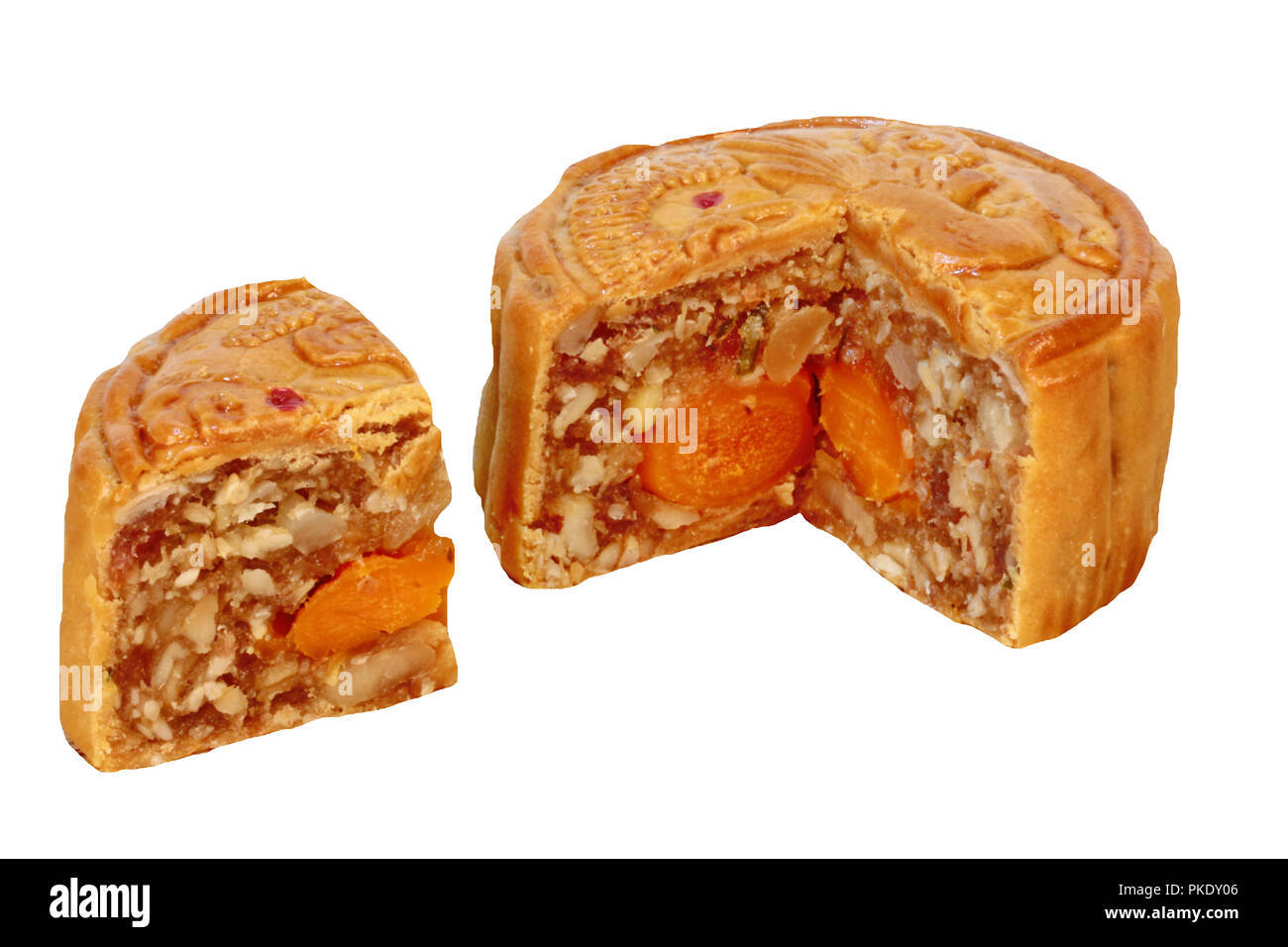 Isoleted von Mooncake Füllung fünf Samen und Double Salz Eier auf weißem Hintergrund. Stockfoto