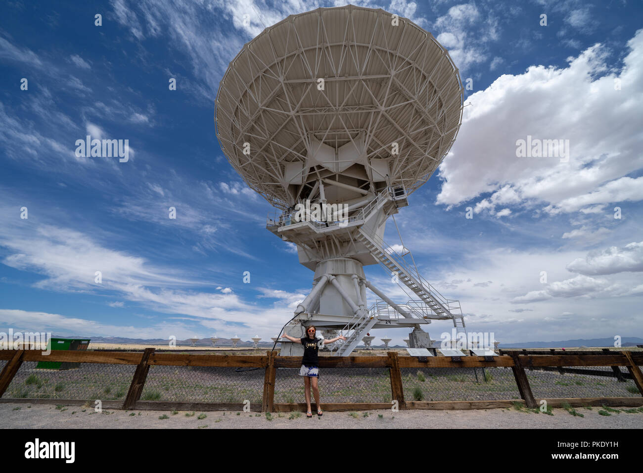 Schöne Frau wirft Skala der sehr großen Array in New Mexico zu zeigen Stockfoto