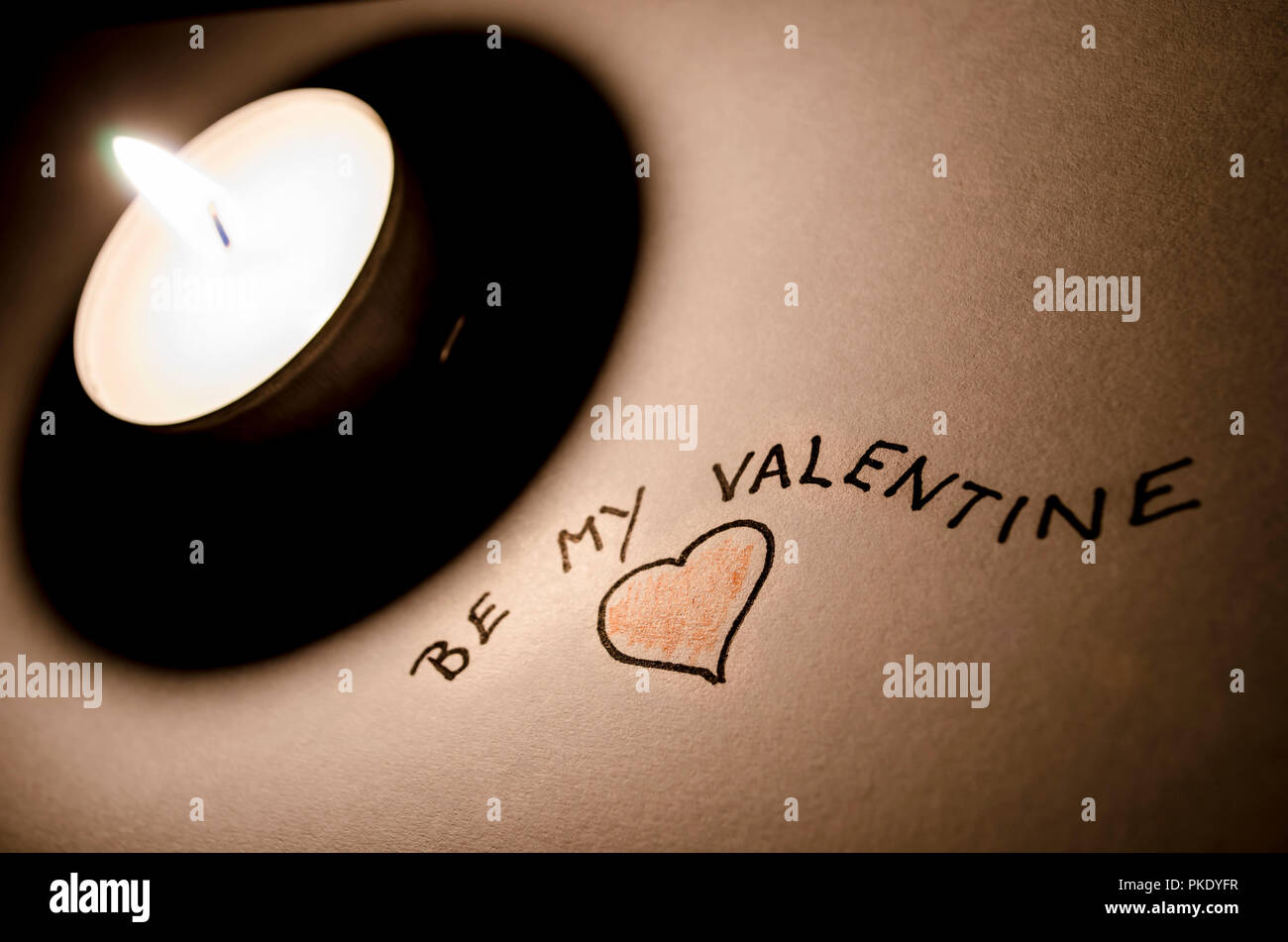 My Valentine Hinweis durch die Kerze Licht sein. Einen schönen Valentinstag Konzept. Stockfoto