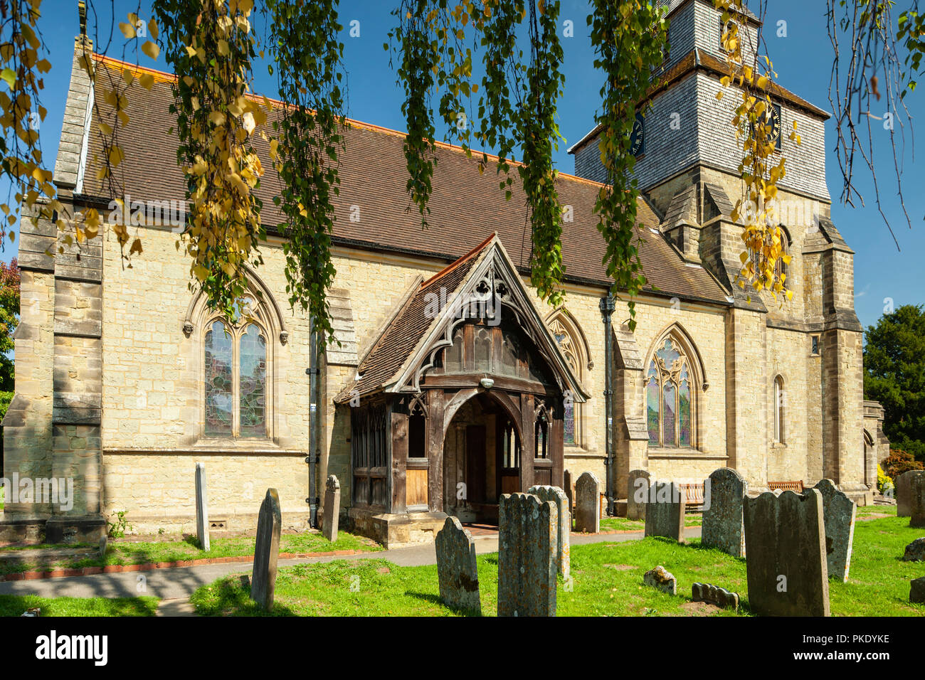 Sommer am Nachmittag in der St. Nikolaus Kirche in Godstone Dorf, Surrey, England. Stockfoto