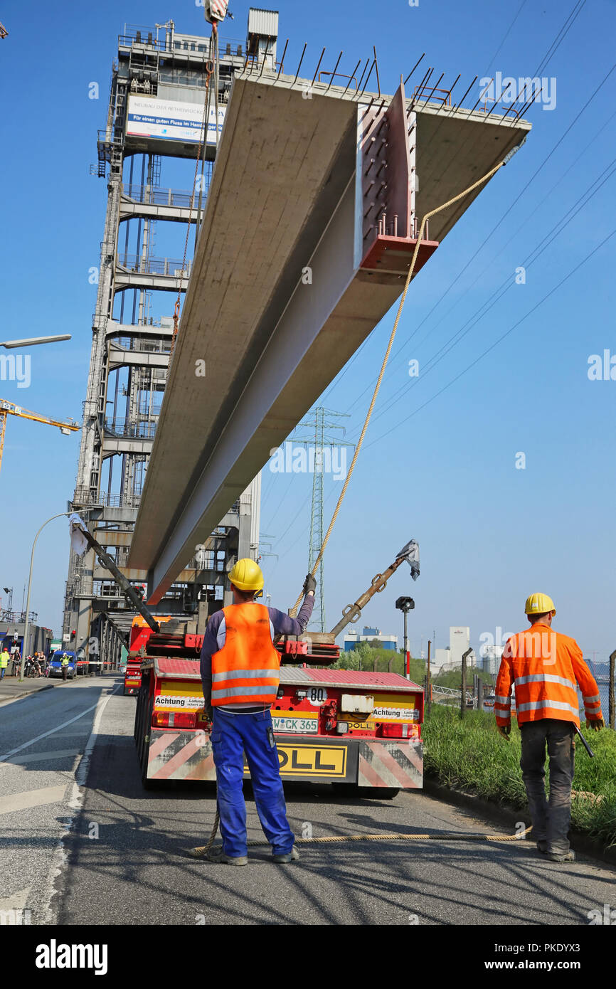 Bridge deck ist vom LKW gehoben Stockfoto