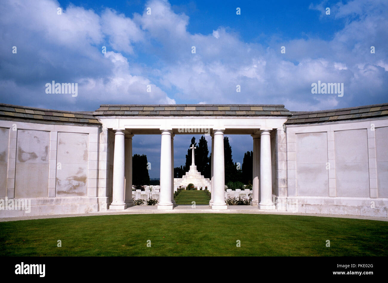 Die Tyne Cot Friedhof in Zonnebeke, Ypernbogens Schlachtfeldern, die Ruhestätte von 11,954 Soldaten des Commonwealth Kräfte (Belgien, 10/07/2009) Stockfoto