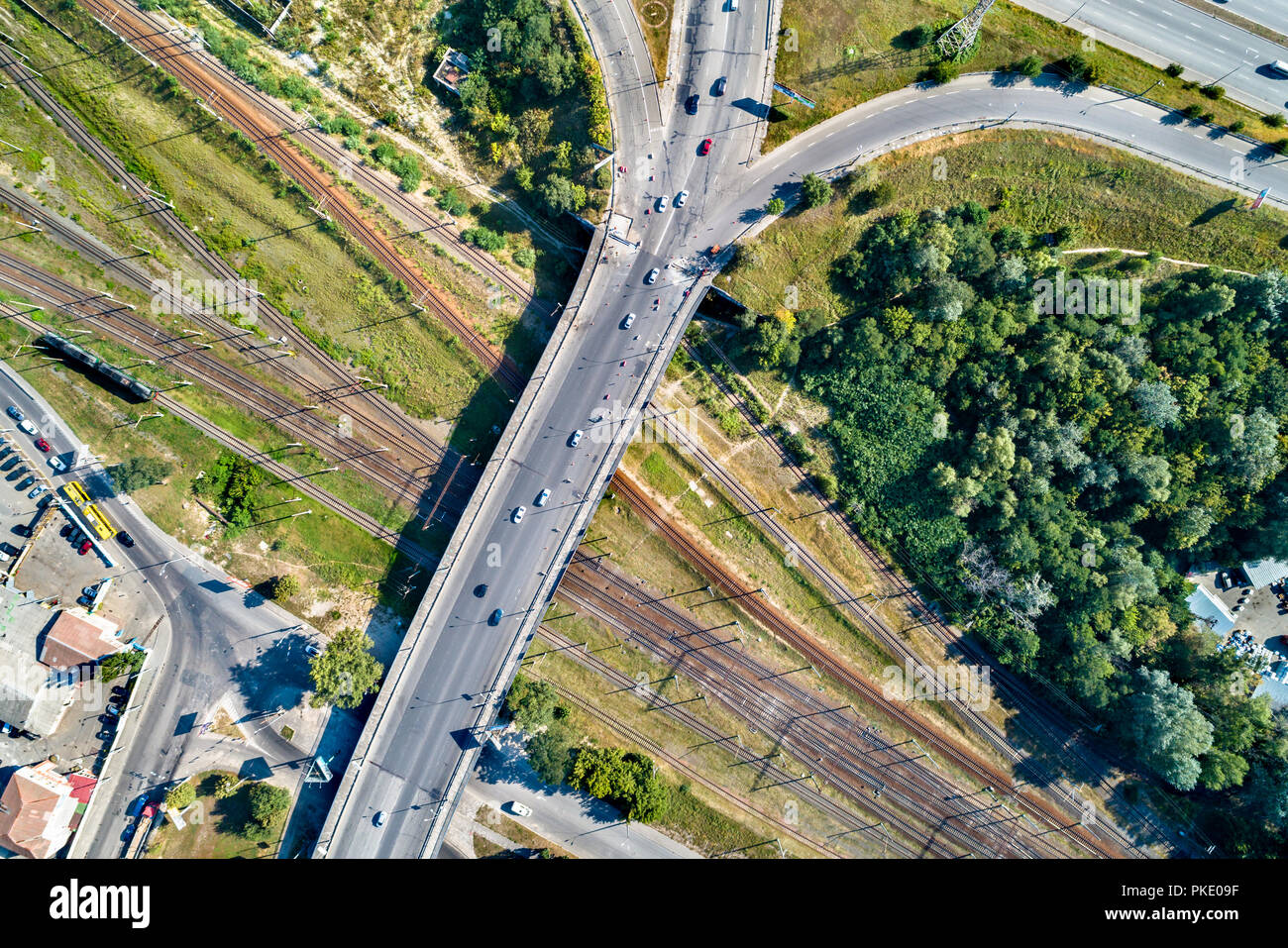 Top-down-Ansicht einer Straßenbrücke über die Eisenbahn. Kiew, Ukraine Stockfoto