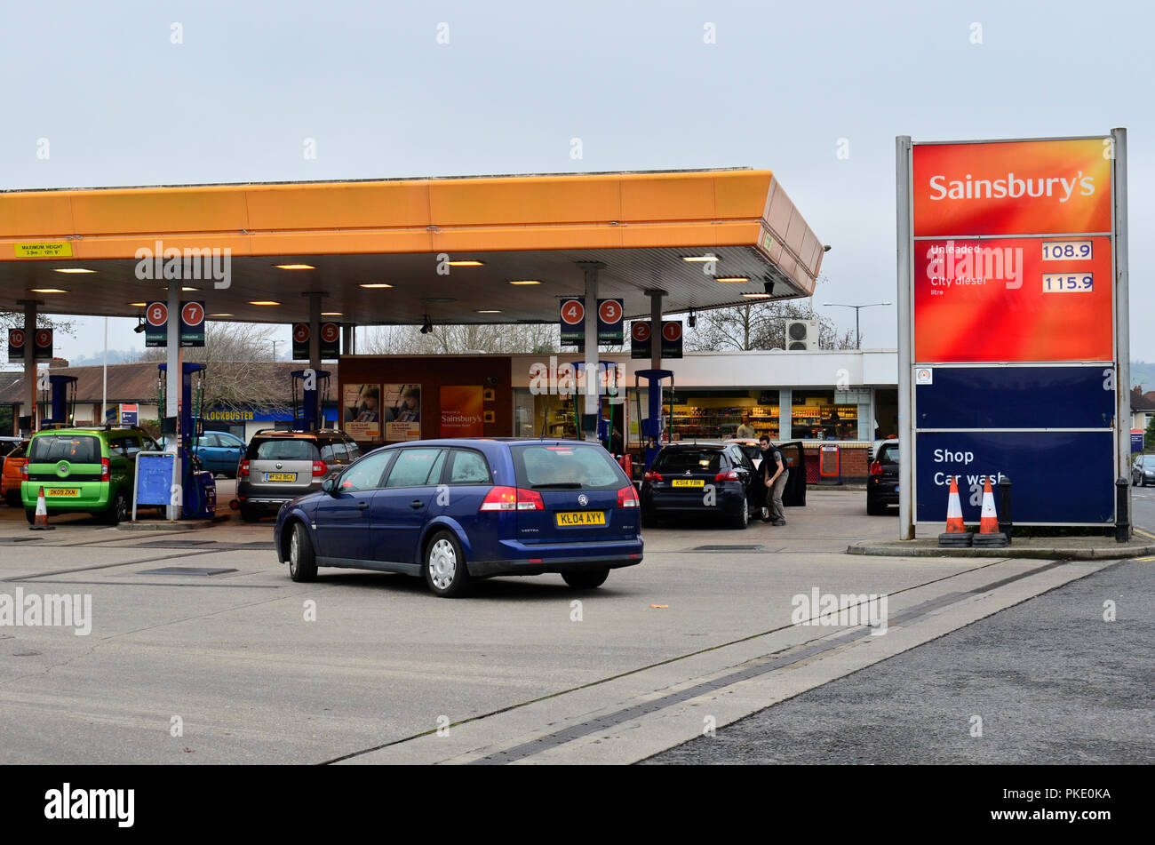 Senkung der Preise. Kraftfahrer Warteschlange für niedrigere Benzin- und Dieselpreise an Sainsburys Winterstoke Road, Bristol. ROBERT TIMONEY/AlamyLiveNews Stockfoto