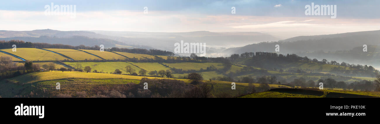 Die Hoffnung Tal, Peak District. Einem nebligen Morgen und schwache Wintersonne erstellen Sie wunderschöne Farben. Stockfoto