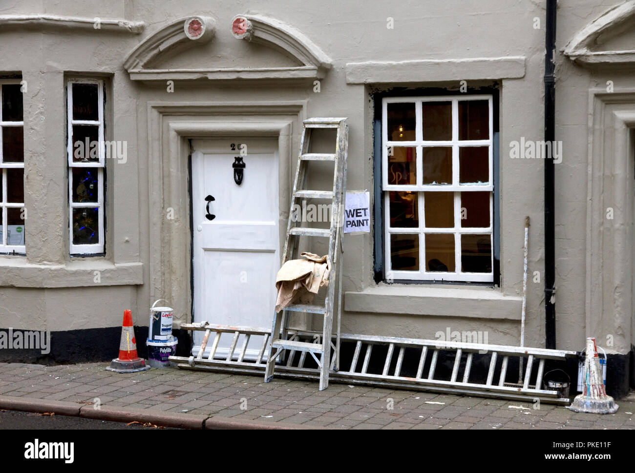 Malerarbeiten außerhalb des denkmalgeschützten Gebäudes (C18 oder früher), Stadthaus, Markt St., Hexham, Northumberland, Großbritannien Stockfoto