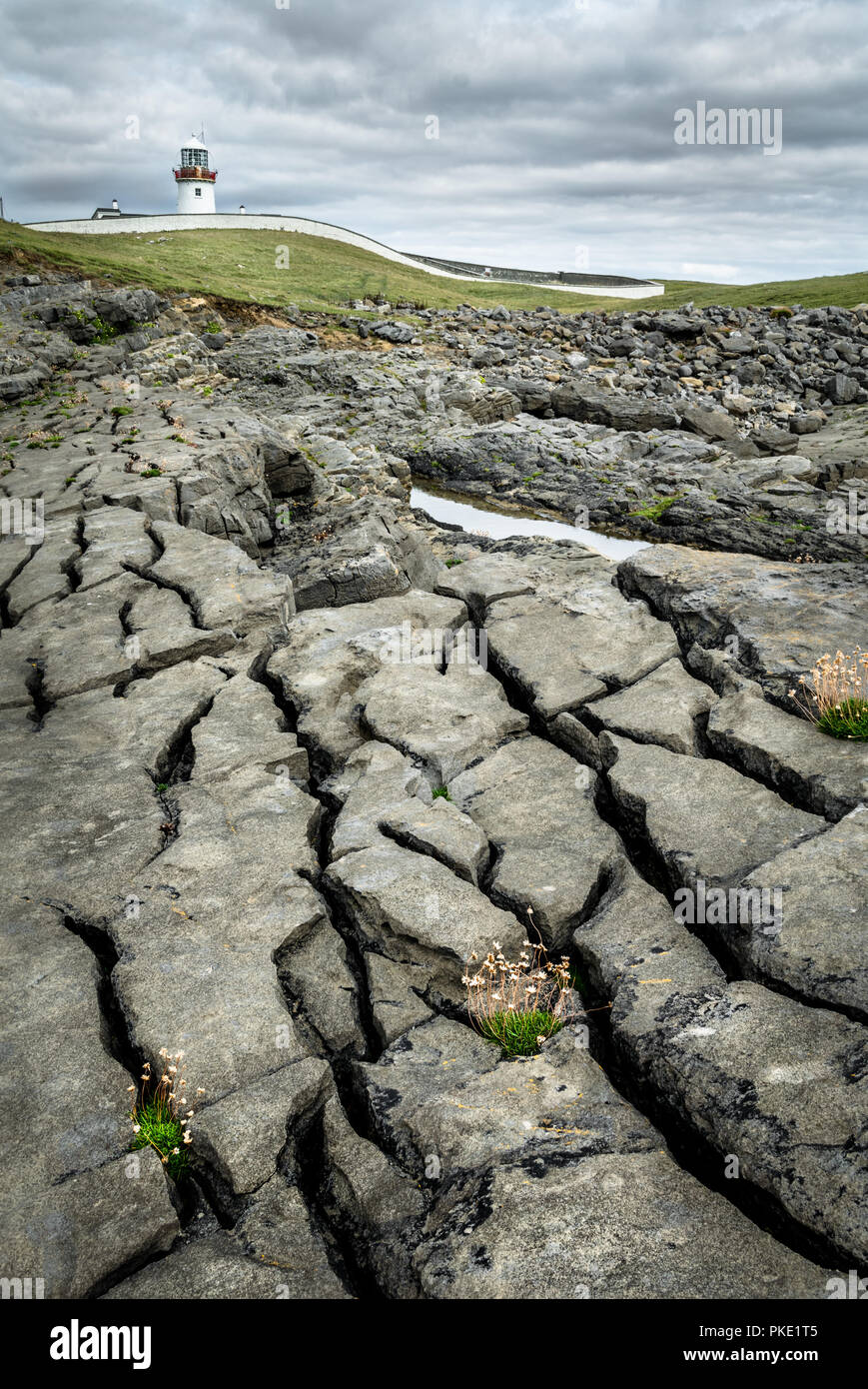 Dies zeigt die ungeraden geknackt Felsformation vor St. Johns Point LightHouse in Donegal Irland. Stockfoto
