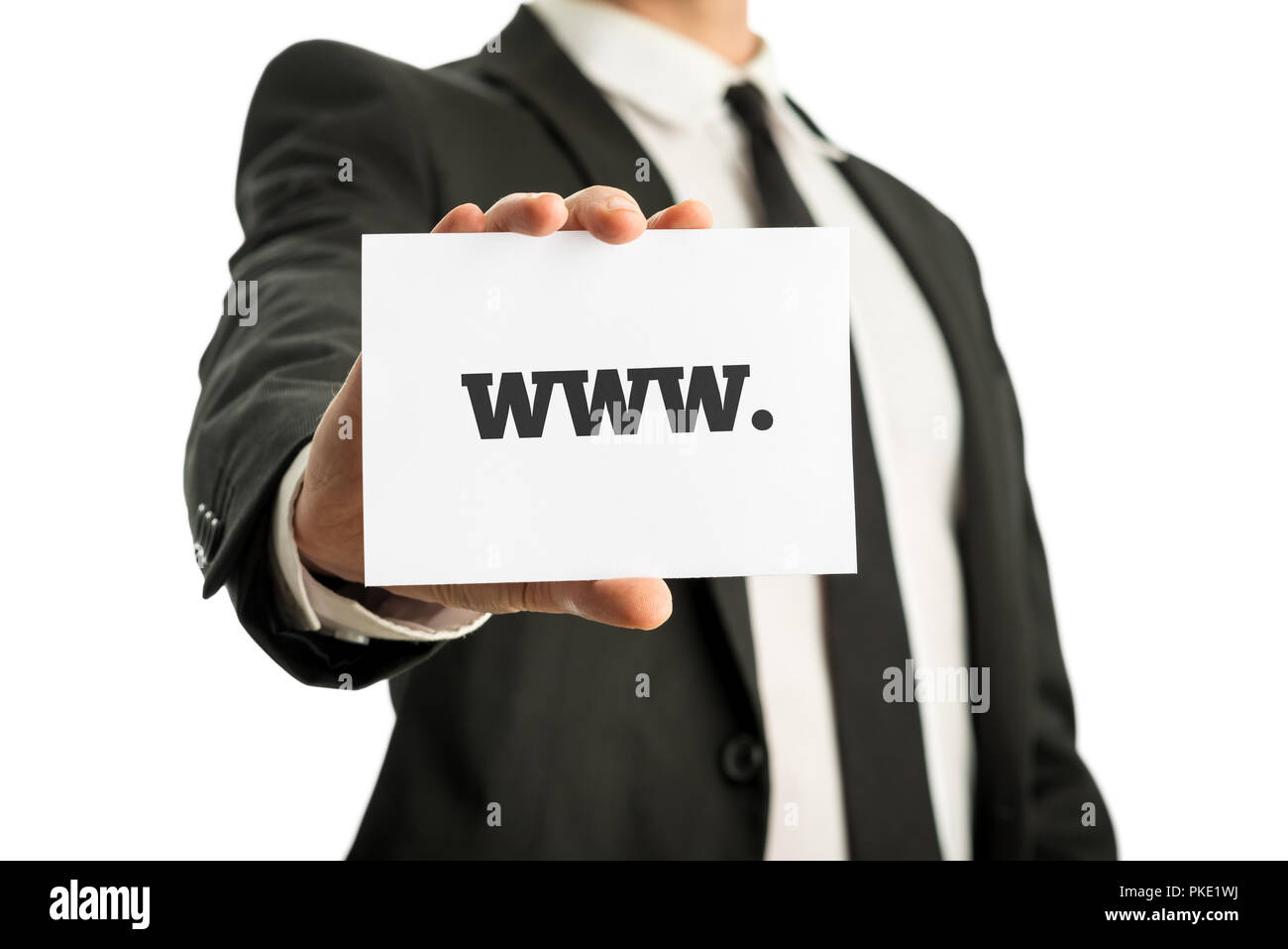 Geschäftsmann im Anzug, eine Visitenkarte mit www. Über weiß isoliert. Stockfoto