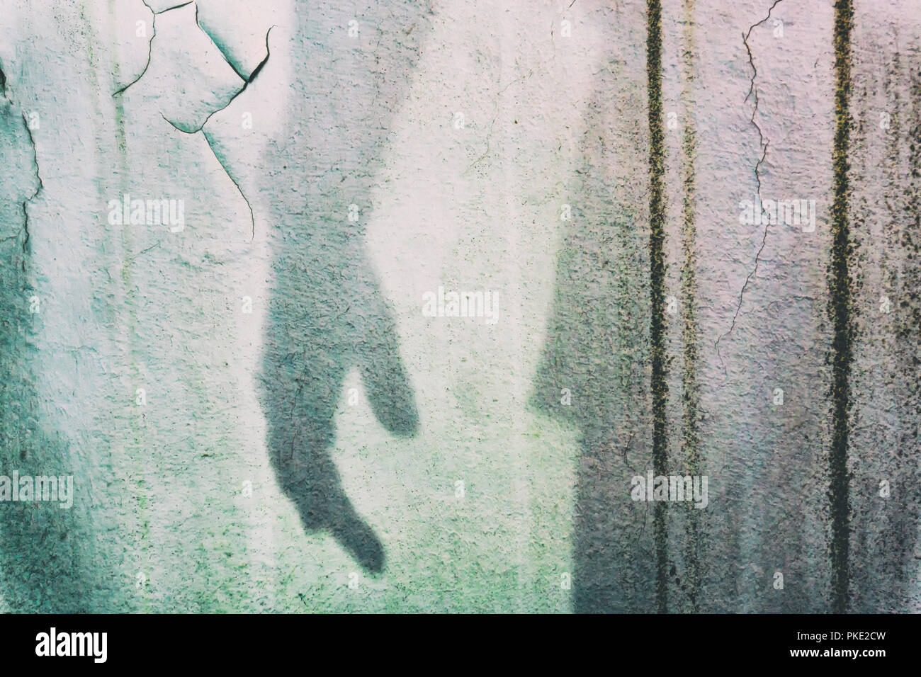 Berlin, Deutschland, September 07, 2018: Shadow Man (selfie) auf alten weißen Wand Stockfoto