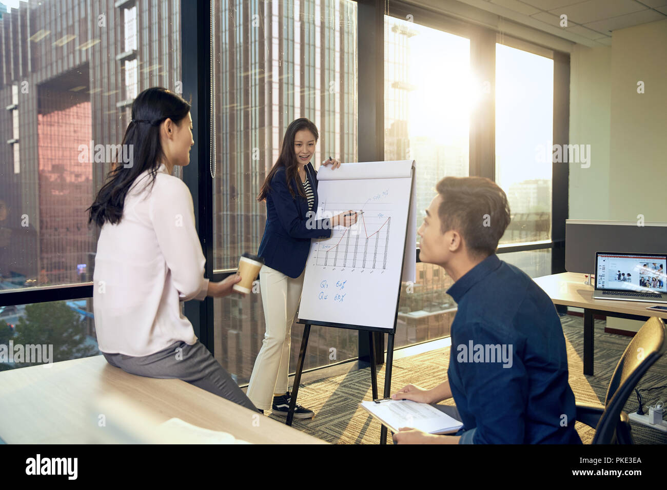 Business Männer und Frauen im Büro für die Sitzung Stockfoto