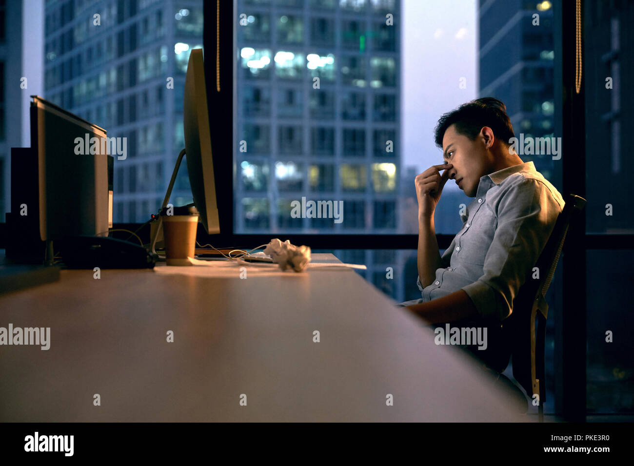 Business Männer im Büro Überstunden Stockfoto