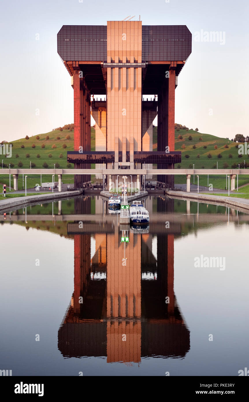 Das Boot heben von Strépy-Thieu auf dem Canal du Centre, gelegen an der Grenze von Strépy-Bracquegnies und Thieu (Belgien, 03/10/2011) Stockfoto