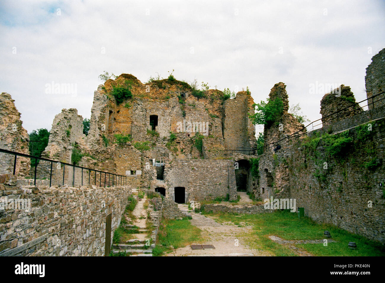 Die mittelalterliche Burg von Franchimont in Theux (Belgien, Giesserei 08/1993) Stockfoto