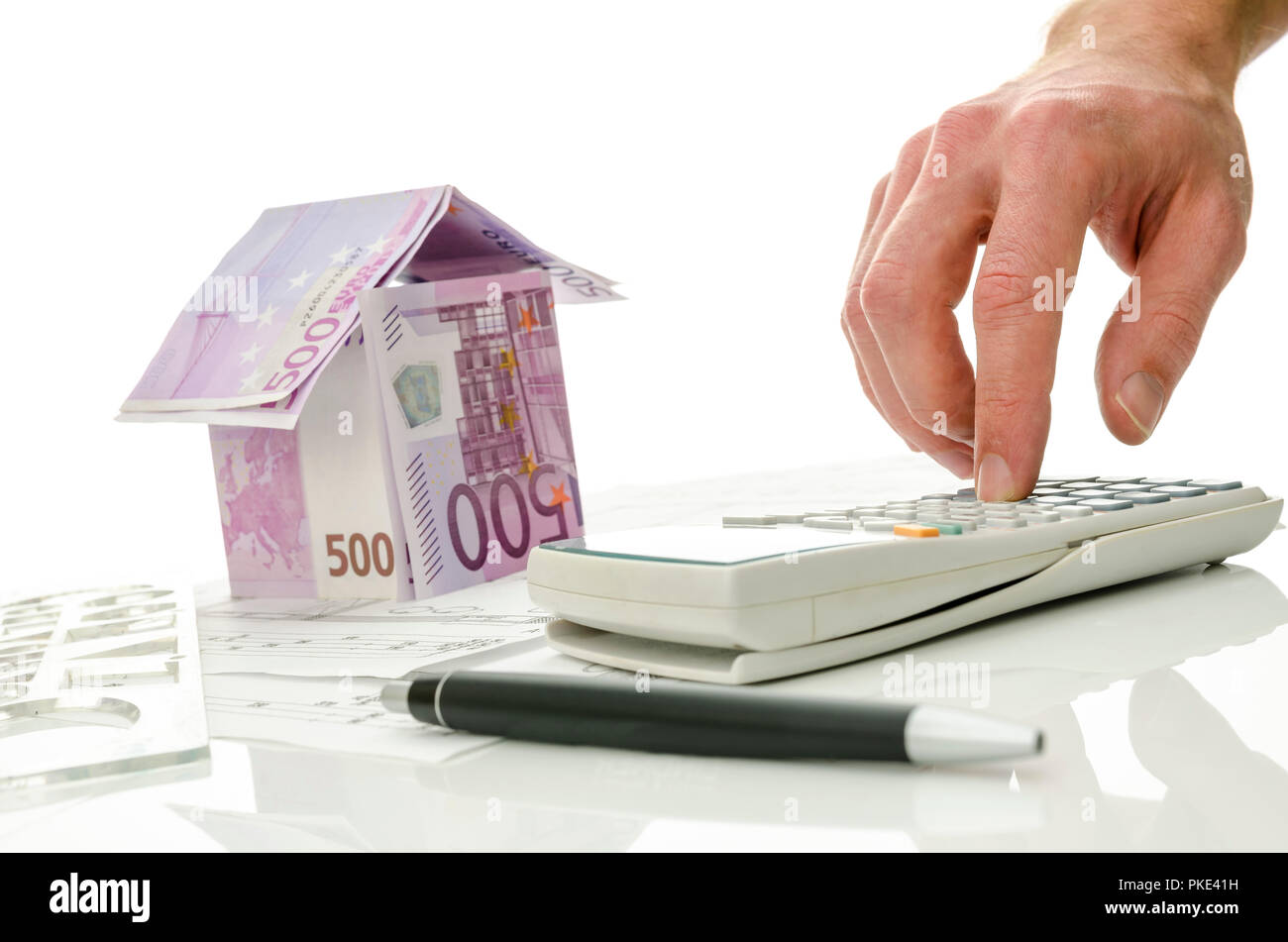 An der Berechnung der Kosten eines Hauses. Haus aus Euro Geld im ... An der Berechnung der Kosten eines Hauses. Haus aus Euro Geld im ...