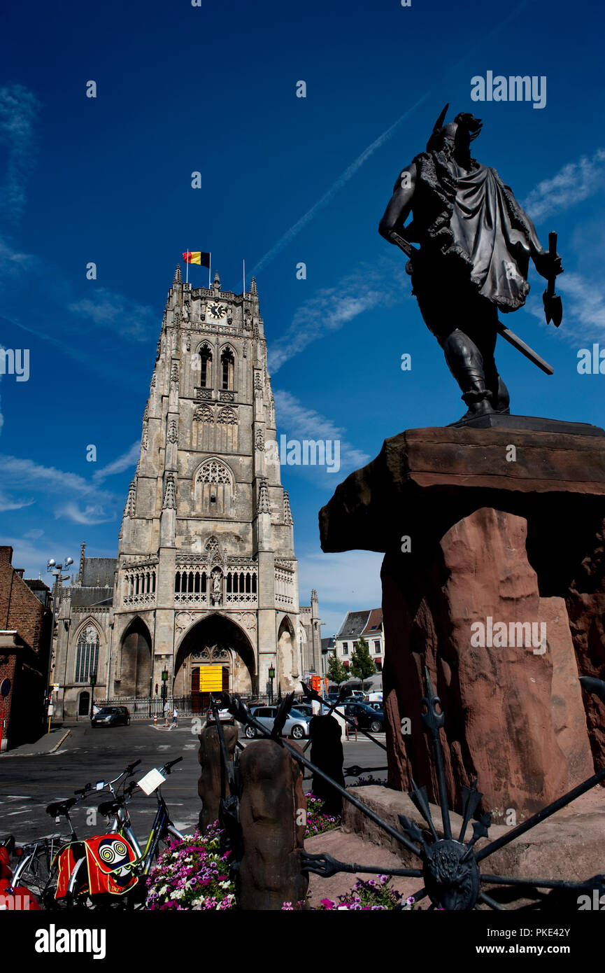 Die Basilika Unserer Lieben Frau und die Statue von Ambiorix in Tongeren (Belgien, 20/07/2010) Stockfoto