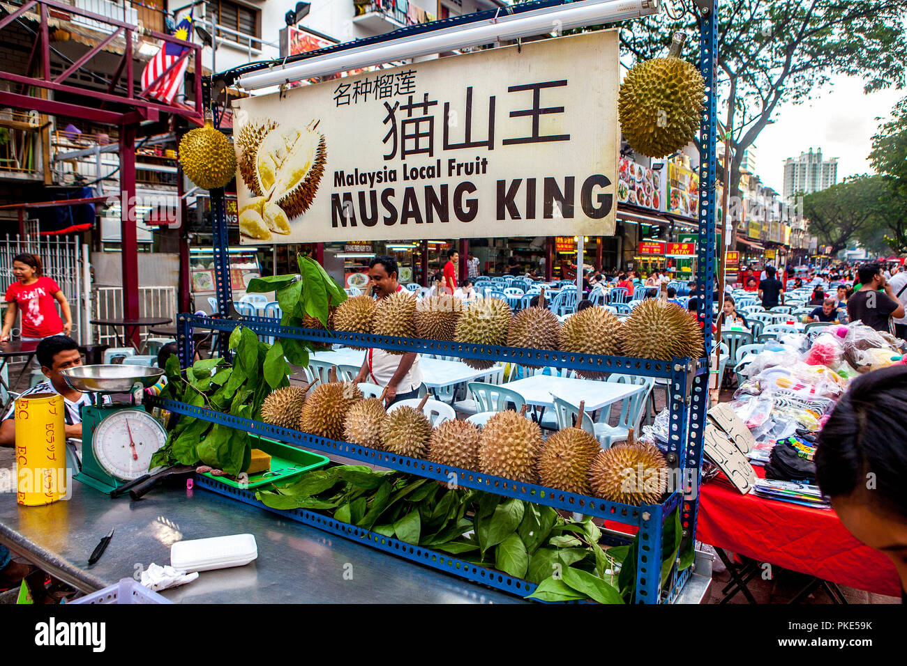 Ein Zeichen wirbt Durian, König der Früchte, zum Verkauf an einem Stand an der Jalan Alor, Essen Straße, in Kuala Lumpur, Malaysia. Stockfoto