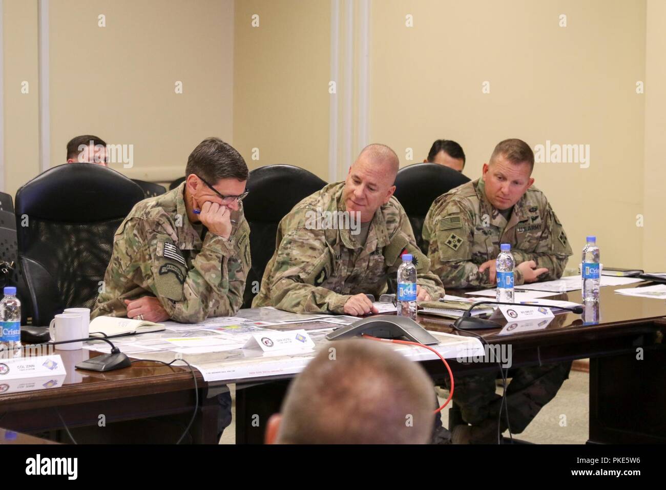 KANDAHAR AIRFIELD, Afghanistan (Juli 25, 2018) - US-Armee General Joseph Votel, Links, Commander für US Central Command, U.S. Army Brig. Gen. Jeffrey Smiley, Mitte, Commander für Zug, Beraten und Unterstützen Command-South und U.S. Army Command Sgt. Maj Anton Hillig, rechts, Senior Soldaten Marktführer für Taac - Süd, die Fähigkeiten von Taac - Süd, 25. Juli 2018 diskutieren, während Votel's Besuch in Kandahar Airfield, Afghanistan. Stockfoto