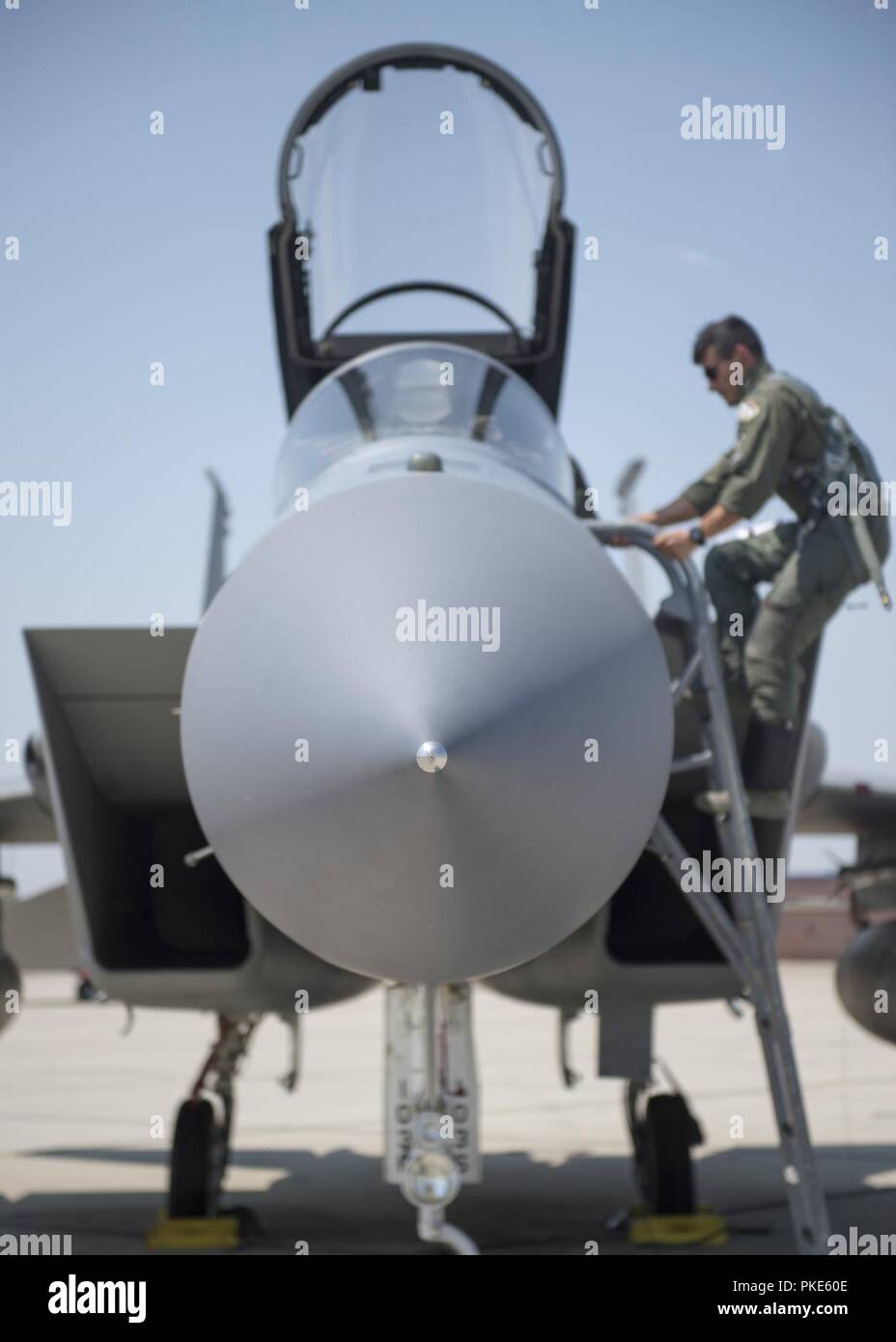 Ein Pilot aus der 122 Fighter Squadron, 159 Fighter Wing, Naval Air Station gemeinsame Reserve Base New Orleans, Louisiana steigt in einer F-15C vor einem Training sortie 25 Juli 2018 Gowen Field, Boise, Idaho. Die 122 FS ist in Boise mit A-10 Thunderbolts des 190 Fighter Squadron II Zug Stockfoto