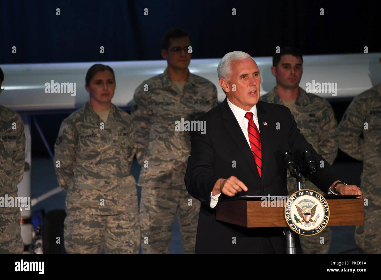 Der Vizepräsident der Vereinigten Staaten Michael Pence Adressen eine Masse der Flieger Juli 25, 2018, Grand Forks Air Force Base, North Dakota. Pence hob die intelligence, surveillance, reconnaissance Mission der RQ-4 Global Hawk und dankte den Anwesenden für ihre harte Arbeit und ihr Engagement für die Aufrechterhaltung des täglichen Betriebs von Grand Forks AFB. Stockfoto