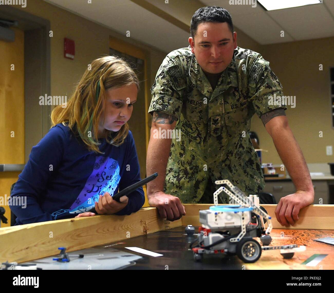 Bau Elektriker 2. Klasse Benjamin Phelps, zum Navy Operational Support Center (Nosc) Fargo zugeordnet ist, unterstützt ein Student Program ihr Roboter an der Minnesota State University Moorhead Hochschule für Kinder Sommer Camp in Fargo - Moorhead Metro Marine Woche. Die Marine von Community Outreach verwendet die Navy Woche Programm Navy Sailors, Ausrüstung mitbringen und zeigt auf etwa 14 amerikanischen Städten jedes Jahr für eine Woche - lange Zeitplan von outreach Engagements für Amerikaner ausgelegt, aus erster Hand, wie die US-Marine ist die Marine die Nation braucht Erfahrung. Stockfoto