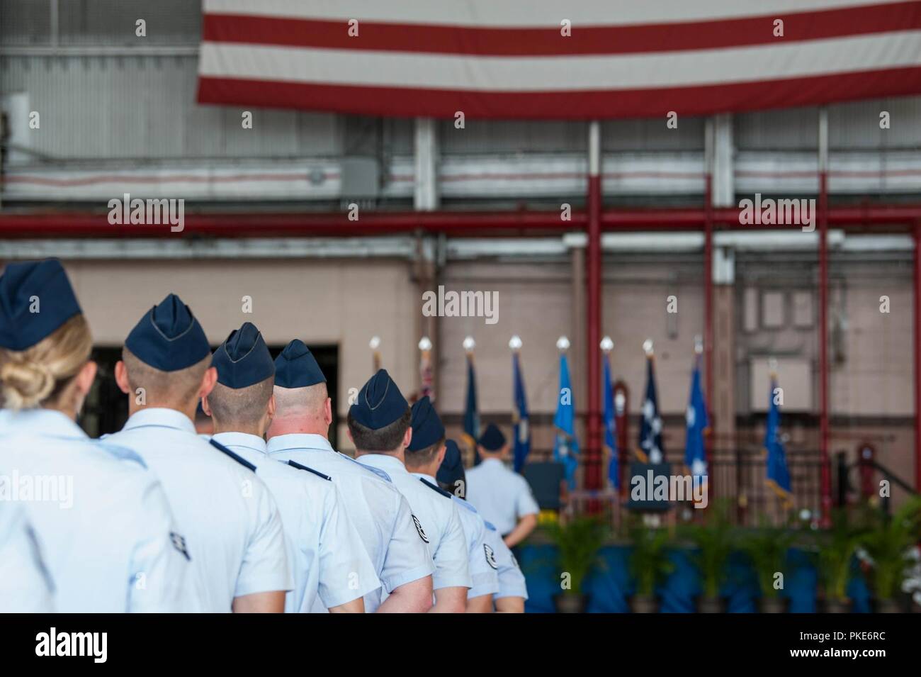 Flieger den 5., 7., und 11. Luftstreitkräfte stand in der Ausbildung im Pacific Air Forces (PACAF) Annahme des Befehls Zeremonie am Joint Base Pearl Harbor-Hickam, Hawaii, 26. Juli 2018. Während der Zeremonie, Gen. C.Q. Brown, Jr. das Kommando von PACAF, die verantwortlich ist für die Air Force Aktivitäten über den halben Erdball in einem Befehl, unterstützt mehr als 46.000 Flieger vor allem in Japan, Korea, Hawaii, Alaska, ausbreiten, und Guam. Stockfoto