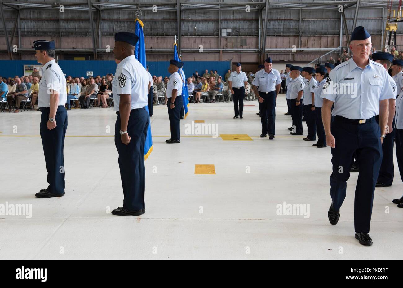 Kommandeure und Leiter der 5., 7., und 11. Luftstreitkräfte nehmen ihren Platz in der Formation im Pacific Air Forces (PACAF) Annahme des Befehls Zeremonie am Joint Base Pearl Harbor-Hickam, Hawaii, 26. Juli 2018. Während der Zeremonie, Gen. C.Q. Brown, Jr. das Kommando von PACAF, die verantwortlich ist für die Air Force Aktivitäten über den halben Erdball in einem Befehl, unterstützt mehr als 46.000 Flieger vor allem in Japan, Korea, Hawaii, Alaska, ausbreiten, und Guam. Stockfoto