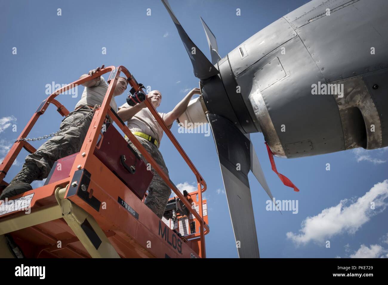 Flieger von der 179th Maintenance Group erhalten C-130H Hercules Flugzeuge in Mansfield, Ohio, Juli 26. Betreuer prüfen und führen Sie eine Diagnose für Flugzeuge mission Bereitschaft jederzeit zu gewährleisten. Stockfoto