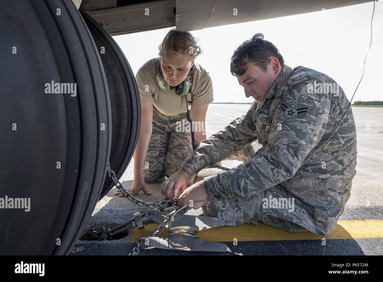 Flieger von der 179th Maintenance Group erhalten C-130H Hercules Flugzeuge in Mansfield, Ohio, Juli 26. Betreuer prüfen und führen Sie eine Diagnose für Flugzeuge mission Bereitschaft jederzeit zu gewährleisten. Stockfoto